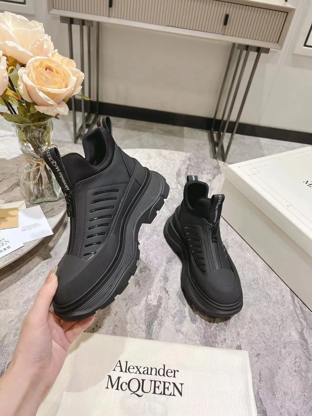 👟👟Ex-factory price 600👟👟 Men's size +10 2023 McQueen classic hot style, top version! ALEXANDERAIexanderMcQUEEN✅ has been certified. The latest 2023 counters will be launched at the same time, international T stage catwalk models. 💯Purchased from top ZP, the original version is 1:1 customized, perfectly reproduced, embellished with waterproof zippers on off-road inspired clothing, with imported anti-wear super soft sock cuffs, 3D glue bright strips, excellent comfort, outsole: original TPU double-layer combination outsole. Fabric: Imported silk cow leather Lining: Imported super soft Lycra/space cloth Foot pads: Imported silk sheepskin Size: 35-40 for women, 39-45 for men. Color: all black, black and white, all white, (add 10 for men’s model)
